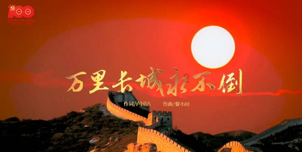 30多年前的摩登女郎，羞答答地望着镜头，当年性感泳装不输现在
