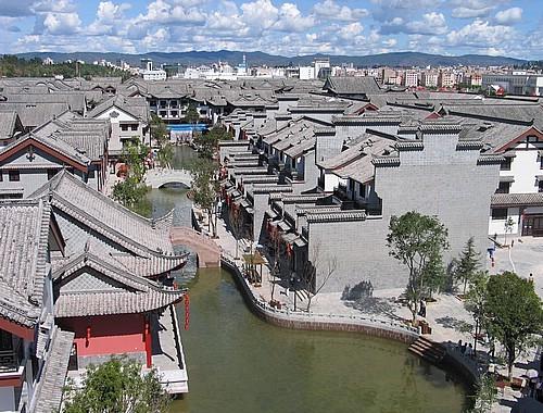 如果一个女生身边都是小混混男人，是不是代表她很复杂？游戏画面